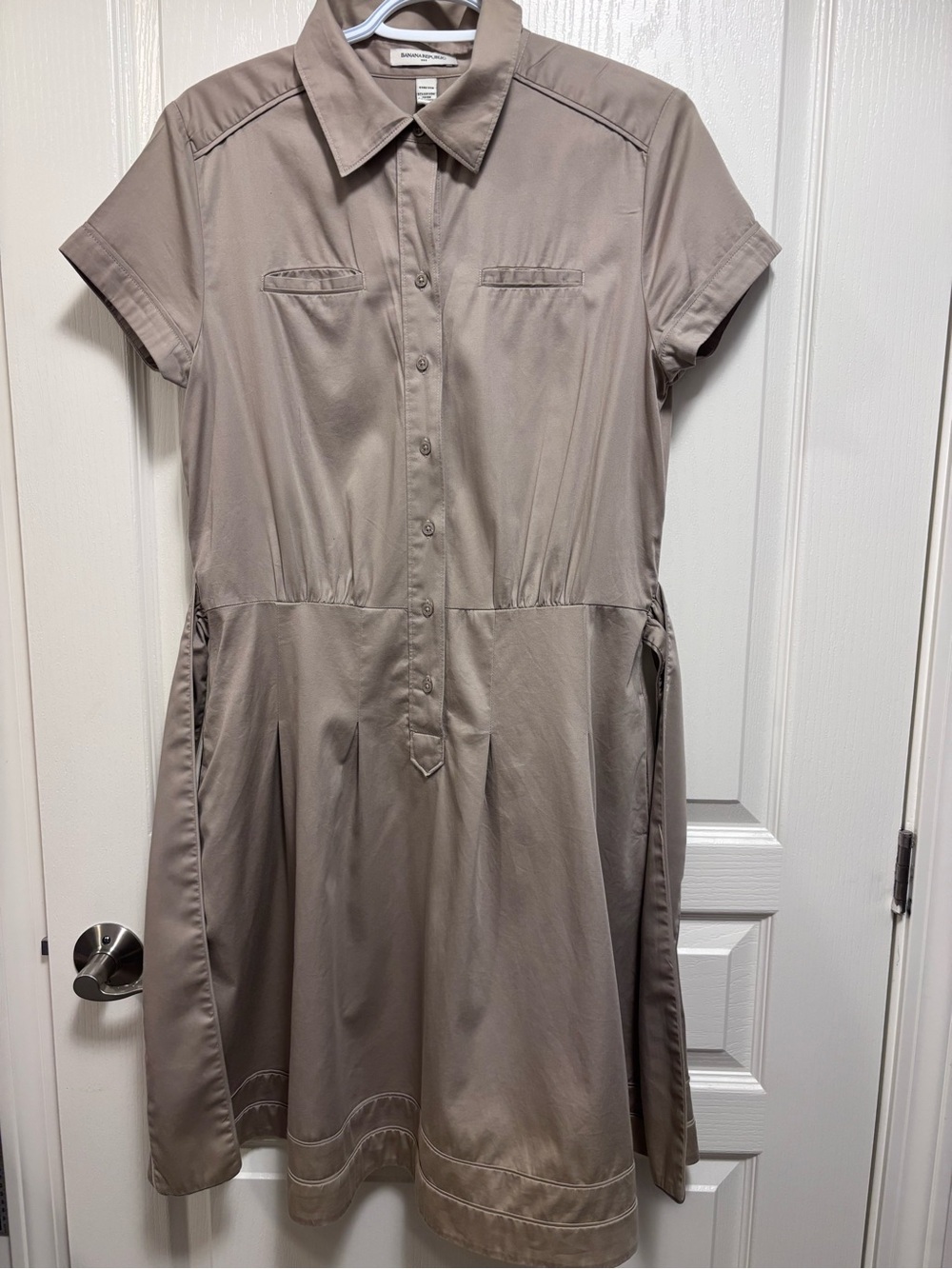 Banana Republic tan shirt dress flair skirt attached belt short sleeves buttons